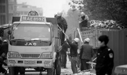 西安爆料車禍新聞,多車相撞，現場慘烈，緊急救援中