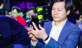 雷軍手拿手機爆料視頻播放,最新科技動態一網打盡！”